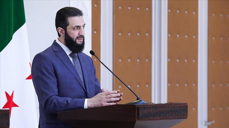 <p>NYT, bu gelişmenin PKK terör örgütünün geçtiğimiz hafta yaptığı silah bırakma çağrısının ardından geldiğinin altını çizdi.</p>
<p>Gazete, Suriye'deki yeni liderliğin kapsayıcı bir hükümet yaratma yönündeki kapsamlı vaatlerine bir kez daha değindi.</p>