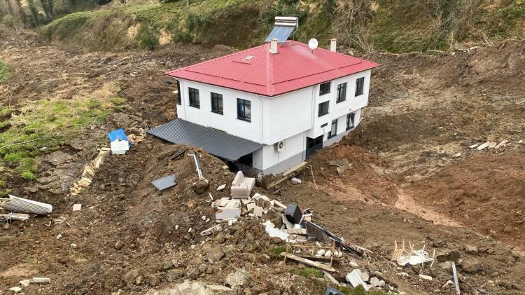 <p>Bölgeye AFAD ve HOPAK ekipleri sevk edilirken, hasar tespit çalışmasına başlandı.</p>