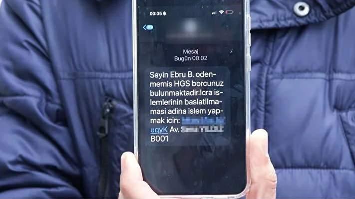 <p>Telefon numaraları üzerinden gelen SMS'ler: Gerçek kişiler veya şirket numaraları kullanılarak sahte mesajlar gönderiliyor. Kullanıcılar mesajın güvenilir olduğuna inanarak dolandırılıyor.</p>