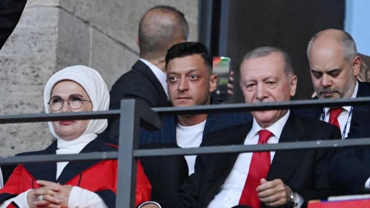 <p><strong>NEDEN AK PARTİ'DE SİYASETE GİRDİĞİNİ ANLATTI</strong></p>
<p>AK Parti'de siyasete girmesine de değinen Özil, <em><strong>"Ben aslında her zaman siyasetin içindeydim. Futbol oynarken Cumhurbaşkanı'mızla fotoğraf çektirdiğimizde hakkımda kampanya başlattılar. Siyasetten keyif alıyorum."</strong></em> şeklinde konuştu.</p>