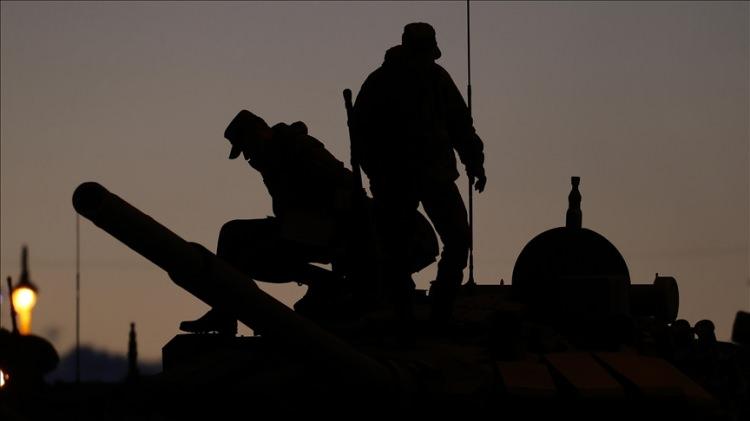 <p>Son olarak, transatlantik ilişkilerde yaşanan belirsizliklerin bu tür tartışmaları körüklediğini vurgulayan Bronk, "Birkaç ay öncesine kadar ABD’nin NATO müttefiklerini tehdit edeceği fikri dahi gülünç gelirdi, ancak son gelişmeler bu endişeleri artırıyor" değerlendirmesinde bulundu.</p>
