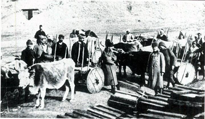 <p>Çanakkale direnişinin ilk bölümü, İngiliz ve Fransız donanmalarının yenilgisi ve Türklerin zaferi ile sonuçlandı. Çanakkale geçilemedi.</p>
<p> </p>
<p> </p>
