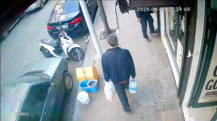 <p>Bu durumu gören bir kişi, mamaları ayağıyla tekmeleyerek dağıttıktan sonra motosikletine binip olay yerinden ayrıldı. </p>