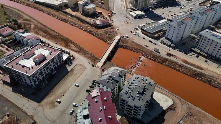 <p>Sarıkaya sözlerine şöyle davam etti: </p>

<p> </p>

<p><strong>"Toprağın yapısından kaynaklı bu durum oluşuyor. Çok güzel ve farklı bir görüntü var."</strong></p>
