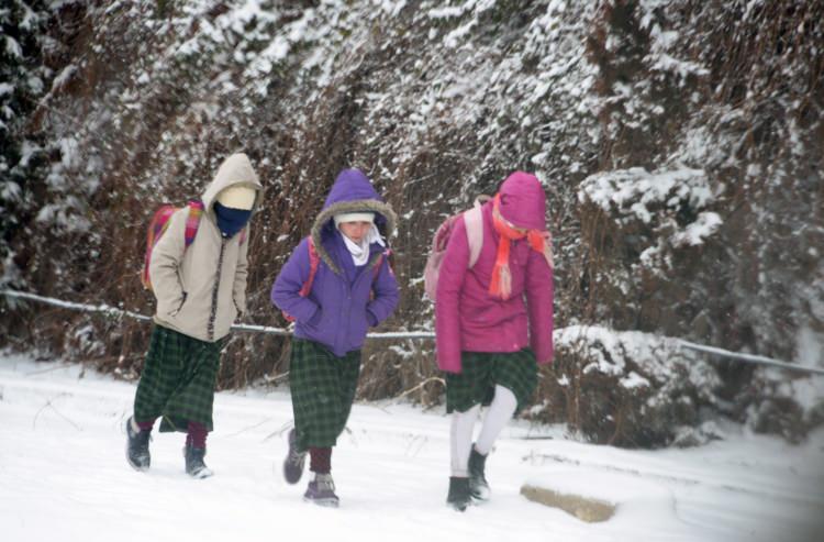 <p>Meteoroloji Genel Müdürlüğünden alınan verilere göre, yarın birçok ilde kar yağışı etkisini sürdürecek. Valiliklerden peş peşe açıklamalar geldi. Okullar tatil edildi.</p>
