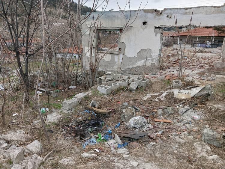 <p>Kesin ölüm sebebinin otopsi sonrası netleşeceği belirtilen Elmuhammed'in cesedindeki ilk incelemelerde herhangi bir şüpheli durum olmadığı öğrenildi. </p>

<p> </p>

<p>Ölen kızın üzerinde kıyafet olmaması ve cansız bedenin küllerin üzerinde bulunması dikkat çekerken, cenazesinin Adli Tıptaki işlemelerin ardından Mamak'ta yer alan Ortaköy Mezarlığına defnedileceği aktarıldı. </p>

<p> </p>

<p>Elmuhammed'in dört çocuklu ailenin 3'üncü çocuğu olduğu belirtildi.</p>
