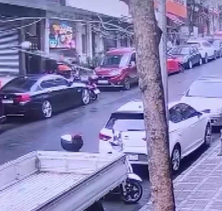 <p>Olay anında yaşananlar iş yerinin güvenlik kamerasına saniye saniye yansıdı. </p>
