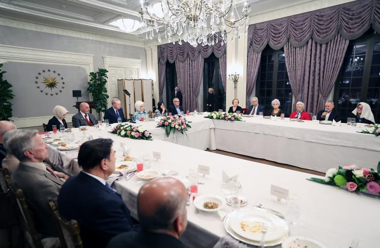 <p>Emine Erdoğan'dan Vefa İftarı paylaşımı<br />
<br />
Öte yandan, Emine Erdoğan, programa ilişkin sosyal medya hesabından paylaşımda bulundu.<br />
<br />
Yaşlılara Saygı Haftası vesilesiyle değerli büyükleri, Milletin Evi'nde ağırlamaktan büyük memnuniyet duyduğunu belirten Emine Erdoğan, şunları kaydetti:</p>
