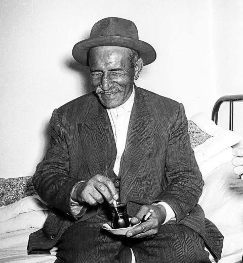 <p><span style="color:#000000"><strong>1960 yılından sonra ölümüne kadar ise ozana ülke gezilerinde, oğlu Ahmet Şatıroğlu'nun eşlik etmiştir. </strong></span></p>
