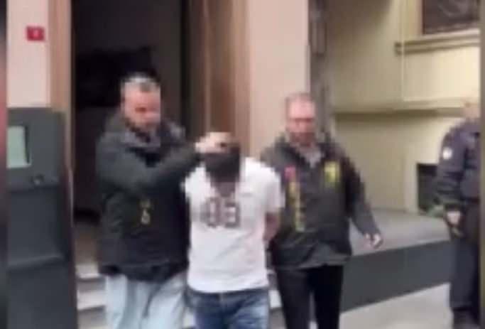 <p>Söz konusu videonun kışkırtıcı tutum ve davranışlar sergilemeye yönelik hareketler içerdiğinin belirtildiği iddianamede, hareketlerin halkın bir kesiminin diğer kesimi aleyhine kin ve düşmanlığa, ayrımcılığı gerektirecek nefrete yönlendirici nitelikte olduğu, hareketlerin bulunduğu videonun sosyal medya ve basın yayın organlarında yayınlanmasının ardından birçok hesap ile grup tarafından yorumlarla birçok defa paylaşılarak medyada gündem oluşturduğu, ilaveten tahrik edilenler nazarında endişe oluşturacak şekilde bir etki oluşturarak kamu güvenliği açısından açık ve yakın bir tehlikenin ortaya çıktığı kaydedildi.</p>