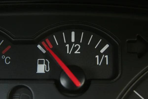 <p>Otomotiv sektöründe gelişen motor teknolojileri, hibrit ve elektrikli araç seçenekleri ile daha düşük yakıt tüketimi sağlayarak sürücülere önemli avantajlar sunuyor.</p>
<p>Özellikle hibrit motorlu ve tam elektrikli araçlar, içten yanmalı motorlara kıyasla çok daha düşük yakıt tüketimi ile öne çıkmaktadır. </p>
