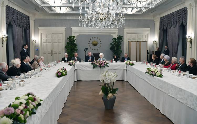 <p>"Asırlık çınarlarımızla, rahmet dolu Ramazan ayının manevi huzurunu paylaşarak hasbihal ettik, hasret giderdik. Bu anlamlı akşamı ziyaretleriyle taçlandıran Sayın Cumhurbaşkanımıza teşekkür ediyorum. Çok şükür ki evlerimizin ve kalplerimizin baş köşesinin, her zaman büyüklerimize ait olduğu bir kültürümüz var. Onların öğütleri, hayat yolumuzun pusulası, duaları dayanağımız. Unutmamalıyız ki yaşlılarımıza yardımcı olmak, bakımlarını üstlenmek ve onlara karşı hürmeti elden bırakmamak kulluk vazifemizdir. Bu özel buluşma vesilesiyle tüm kıymetli büyüklerimizin Ramazan-ı Şerifi'ni kutluyorum."</p>
