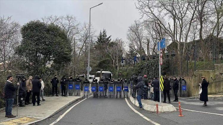 <p>Öte yandan İmamoğlu dahil 87 kişi gözaltında.</p>
<p><span style="color:#B22222"><strong>Başsavcılık tarafından şüphelilere yöneltilen suçlamalar şöyle:</strong></span></p>