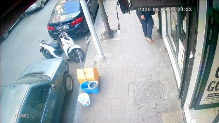 <p>İddialara göre, pet shop sahipleri sokak kedilerini beslemek için mağazanın kenarına kedi maması döktü. </p>
