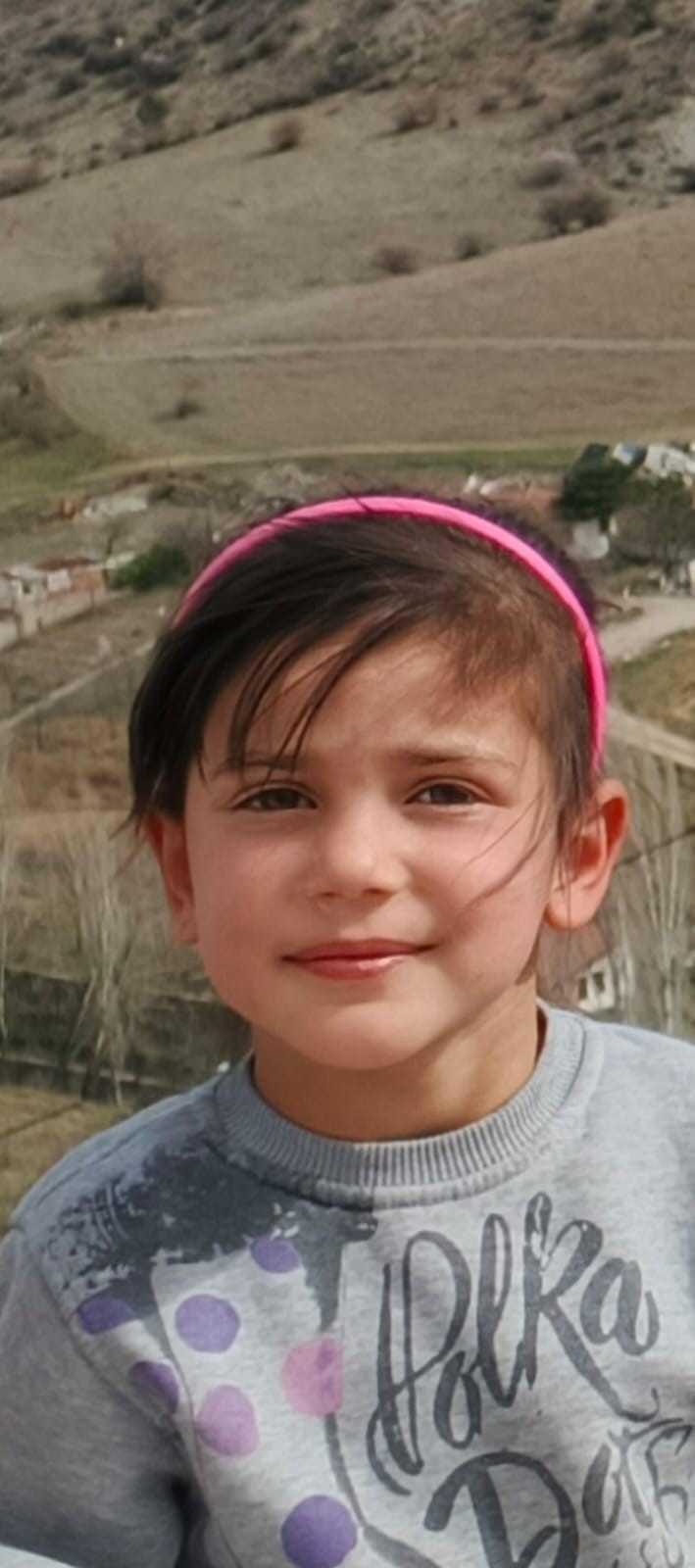 <p>Olayla ilgili konuşan komşulardan Osman Erdem, <strong><em>"Çocuğun ailesi yanıma gelerek kaybolduğunu söyledi. Cami imamı ile görüştük. Minareden kayıp çocuk olduğuna dair anons geçildi. Bir süre sonra çocuk cesedi bulunduğunu söylediler. Geldiğimde çocuğun cesedini yerde gördüm. Kalçası ve vücudunun bazı yerleri yenmiş gibiydi, parçalanmıştı. Cesette yanık izleri vardı. Saçı da yoktu, kel haldeydi. Çocuğun tişörtü ve montu yerdeydi, onlarla üzerini örttüm. Sağlık ve polis ekiplerini aradım. Olay yerine gelerek müdahale ettiler. Farklı şeyler söyleniyor ama olayın nasıl olduğuna dair bilgim yok. Bu bina 2 senedir metruk halde. Polisler inceleme başlattı. Ceset yeni gibi görünmüyordu. Bence en az bir günlük cesetti. Sanki bir boğuşma olmuş. Etrafta kan izleri vardı. Köpek saldırısı olsaydı en azından sesleri duyardık. Mahallemizde çok fazla köpek var. Saldırma olayları yok ama sayıları çok fazla. Kimseyi suçlamak istemiyoruz. Emniyet araştıracaktır</em></strong>" ifadelerine yer verdi.</p>
<p> </p>