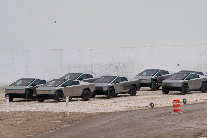 <p>ABD Ulusal Karayolu Trafik Güvenliği İdaresi’ne (NHTSA) göre bu kusur, yolda tehlike oluşturabilir ve kaza riskini artırabilir.</p>
<p> </p>