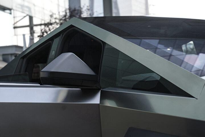 <p>Çözüm olarak Tesla servis merkezleri, araç sahiplerine herhangi bir maliyet yüklemeden ray tertibatını değiştirecek. Bu geri çağırma, geçen yıldan bu yana Cybertruck için yapılan bir dizi geri çağırmanın parçası.</p>
<p> </p>