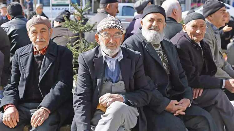 <p>Sosyal sigortalar kurumu (SGK) verilerine göre ise Avrupa ülkelerinde 4 çalışan, 1 emeklinin maaşını karşılıyor.</p>
<p>Türkiye'de de Normalde 4 çalışanın 1 emekliye bakması gerekirken Türkiye’de ise 1 emekliye yalnızca 1,5 çalışan düşüyor.</p>
<p>Devlet burada sigortalılık sistemini kendisi finanse ediyor.</p>
<p> </p>