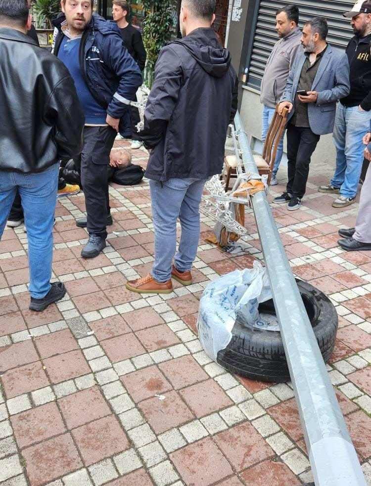 <p>Görüntülerde, kaldırımda yürüyen kişinin üzerine aydınlatma direğinin düştüğü anlar yer aldı. Polis ekipleri olayla ilgili inceleme başlattı.</p>