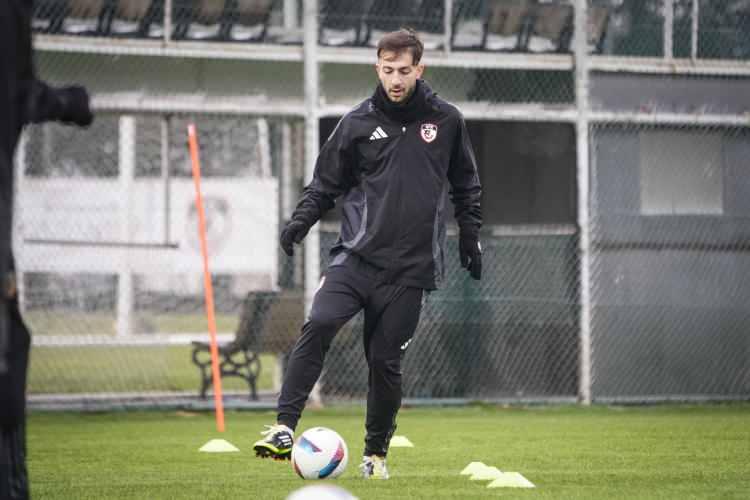 <p>Tekke, Şenol Güneş'in Burak Yılmaz'ı parlatması gibi Halil Dervişoğlu'nun potansiyelini çıkarmaya çalışacak.</p>