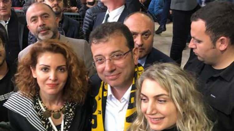 <p>2022 yılının Ramazan Bayramında Karadeniz turuna çıkan Ekrem İmamoğlu'nun gazetecilerle verdiği fotoğraf sosyal medyada büyük eleştiri almıştı. <strong>Nagehan Alçı</strong>'nın da gezide olması nedeniyle tepkilerin odağı haline gelen İmamoğlu, eleştiri yönelten CHP tabanına "<strong>vız gelir tırıs gider</strong>" sözleriyle tepki göstermişti. Murat Ongun ise tabandan gelen eleştirileri "önemsemediğini" açıklamıştı.</p>
<p>Bu açıklamaların ardından Twitter'da büyük takipçi kaybeden İmamoğlu, yoğun tepkiler üzerine geri adım atarak özür dilemişti. </p>