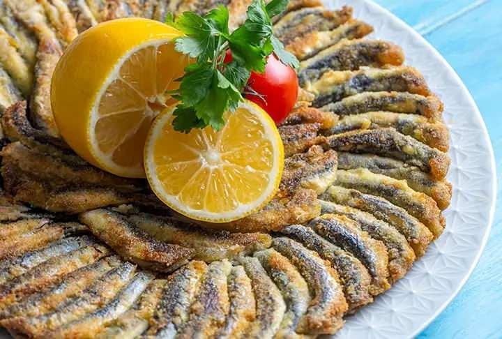 <p>Hamsi Tava:</p>
<p> </p>
<p>Kızartılan hamsiler sirke ve sarımsak sosuyla servis ediliyordu</p>