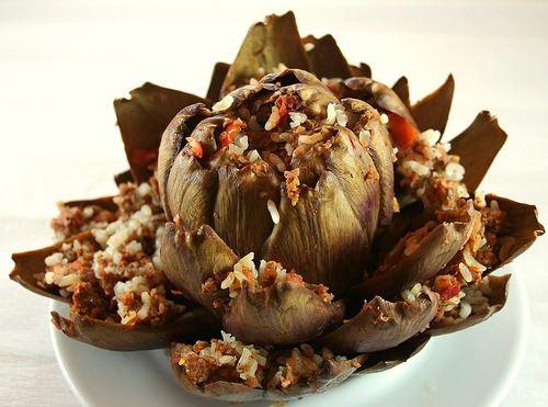 <p>Etli enginar dolması: </p>
<p> </p>
<p>Enginarın aroması ve kuzu etiyle şenlenen dolma</p>