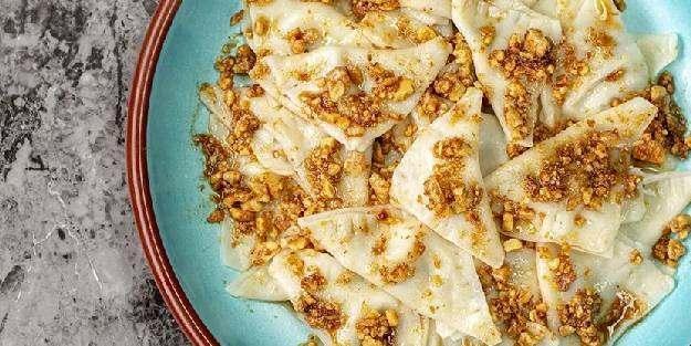 <p>Piruhi:</p>
<p> </p>
<p>Un, yumurta, tulum peyniri, tereyağı, et suyu ve ceviz içinden yapılan mantı benzeri bir yemektir.</p>