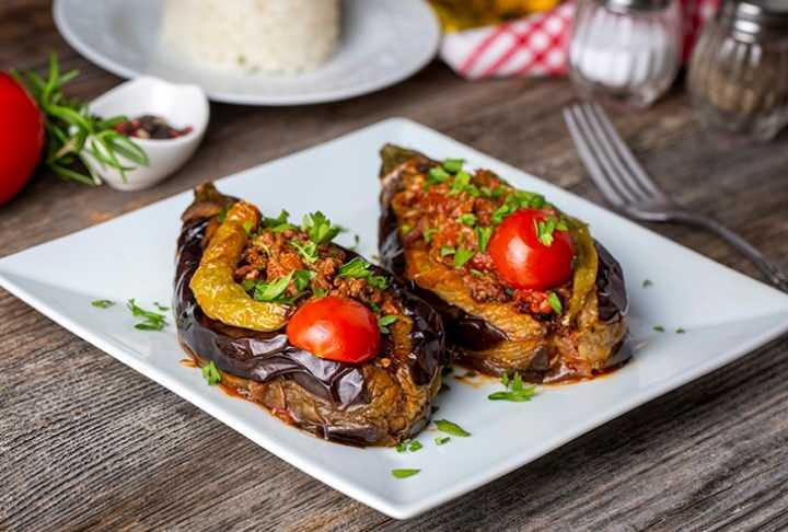<p>Karnıyarık:</p>
<p> </p>
<p>Lezzeti pilav ve cacık ile taçlandırılır</p>