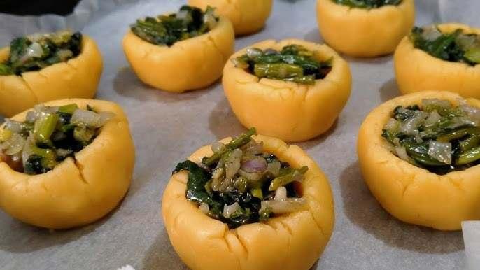 <p>Vetrika:</p>

<p> </p>

<p>Kavrulmuş un hamur haline gelince ateşten alınır ve yumurtalar yedirilir. Küçük parçalara ayrılan yumurtalı hamur fırında pişirilir üstüne kıyma ya da peynir ile servis edilir</p>
