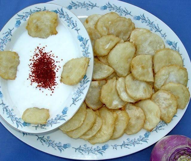 <p>Yoğurtlu Şalgam kızartması :</p>

<p> </p>

<p>Un ve yumurtaya batırılan şalgam zeytinyağda kızartılıyor</p>
