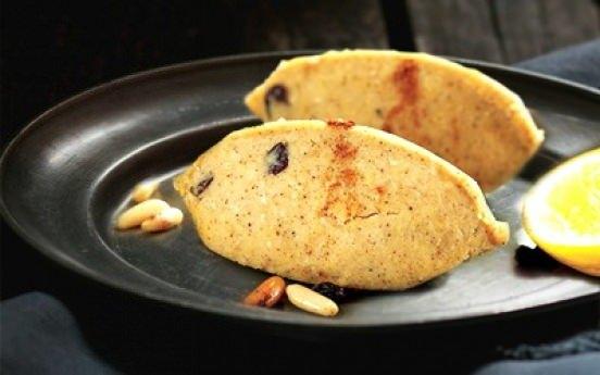 <p>Humus Lokması:</p>

<p> </p>

<p>Kuş üzümlü, çam fıstıklı ve tarçınlı nohut ezmesi</p>

