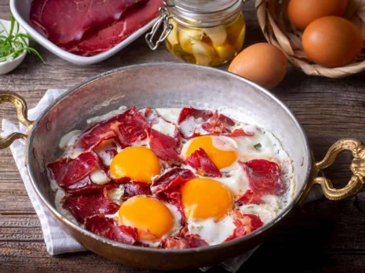<p>Pastırmalı yumurta:</p>

<p> </p>

<p>Sotelenmiş soğan, tereyağı, çemeni ayrılmış pastırma ve birkaç damla sirkenin yarattığı mucize lezzet</p>
