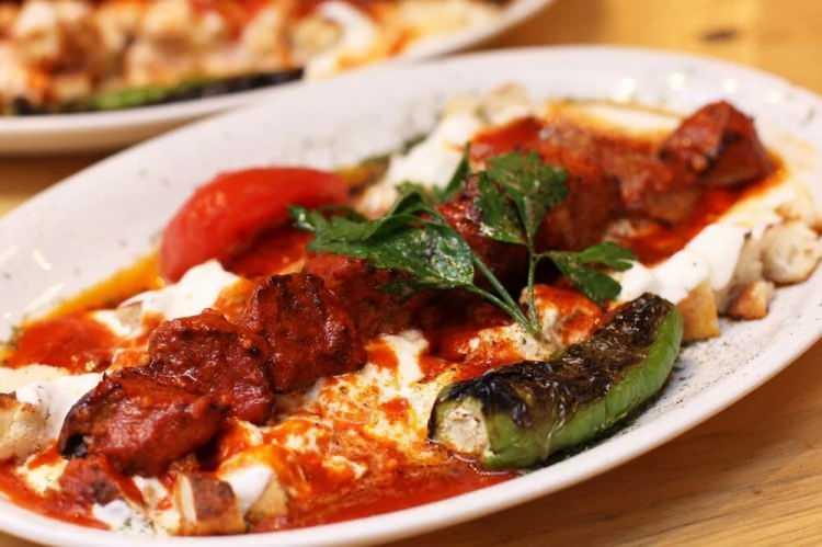 <p>Yoğurtlu Şiş Kebap:</p>
<p> </p>
<p>En altta et suyu ile ıslanmış pideler ortada ızgarada pişirilmiş et ve sarımsaklı yoğurt</p>