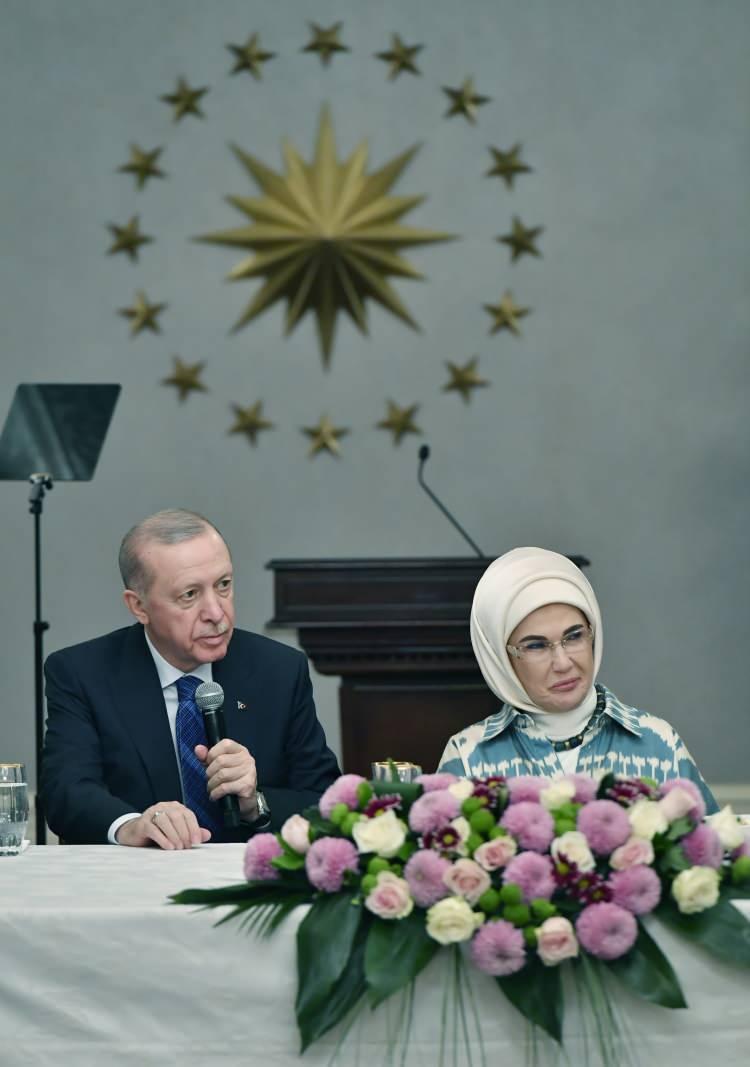 <p>Cumhurbaşkanı Recep Tayyip Erdoğan, eşi Emine Erdoğan'ın ev sahipliğinde düzenlenen ve huzurevi sakinleri ile ülke genelinden gelen yaşlıların katıldığı iftara sürpriz ziyarette bulundu.</p>
