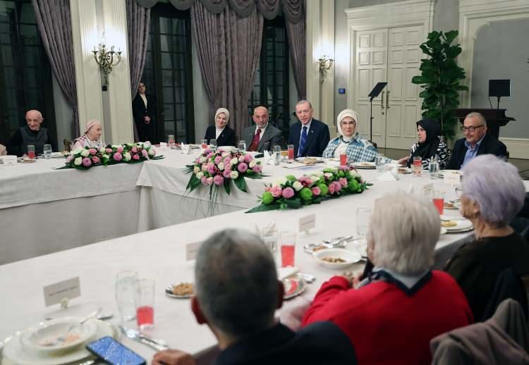 <p>Yaşlıların, Cumhurbaşkanı Erdoğan'ın sürprizi ve Emine Erdoğan'ın ilgisi dolayısıyla memnuniyetlerini ilettiği programda, dedesi Çanakkale şehidi, eşi ve damadı da 15 Temmuz şehidi olan Vehibe Sayın da hikayesini paylaştı.</p>