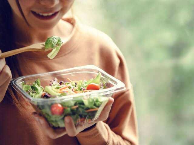 <p><span style="color:#FF0000"><strong>3-</strong> <strong>Yavaş Yavaş Yiyin</strong></span></p>

<p> </p>

<p>Ramazan ayında uzun saatler aç kaldıktan sonra iftarda, hızlı hızlı yemek yiyip bitirenlerden misiniz? Ancak bu alışkanlık hem <strong>hava yutmanıza</strong> hem de midenizin gereğinden fazla çalışmasına neden olur. Yavaş yemek, sindiriminizi kolaylaştırarak, tokluk hissini erken fark etmenizi sağlar ve şişkinliği engeller.</p>
