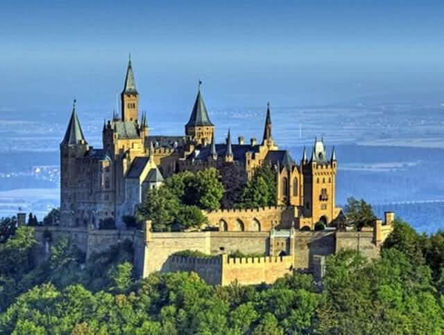 <p><span style="color:#B22222"><strong>Kale:</strong> <strong>Temkinli ve Stratejik</strong></span></p>

<p><strong> </strong></p>

<p>İlk bakışta eğer <strong>kale</strong> gördüyseniz, karşılaştığınız zorluklar karşısında <strong>temkinli ve stratejik</strong> bir yaklaşım sergiliyorsunuz. Siz büyük projelere başlamadan önce, <strong>hazırlığın ne kadar önemli olduğunu</strong> biliyorsunuz. Karşınıza çıkan zorlukların büyüklüğü sizin gözünüzü korkutsa da <strong>başarısızlığın her zaman bir olasılık</strong> olduğunu bilerek dikkatli adımlar atarsınız. Zorluklara yaklaşırken <strong>sabırlı ve ölçülüsünüz</strong>; her durumda başarılı olmak için <strong>önceden plan yapmayı tercih</strong> edersiniz.</p>
