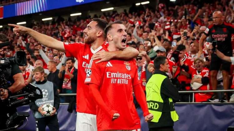 <p>Diario de Noticias ise <strong>"Kolay görünüyordu, karmaşıklaştı ama sonra Türk büyüsü ortaya çıktı"</strong> başlığına yer verdiği haberde <strong>"Benfica, Rio Ave karşısında 2-0 galip durumdaydı ancak Florentino'nun inanılmaz hatası sonucu beraberlik golünü yedi ancak Aktürkoğlu yedek kulübesinden oyuna girerek Kartallar'a galibiyeO Jogo'da ise maç haberi "Kökçü koordine ediyor, Aktürkoğlu çözüyor" başlığıyla verildi.ti getirdi.Türk futbolcu, harika bir vuruşla Benfica'yı yeniden öne geçirdi"</strong> yorumu yapıldı.</p>
