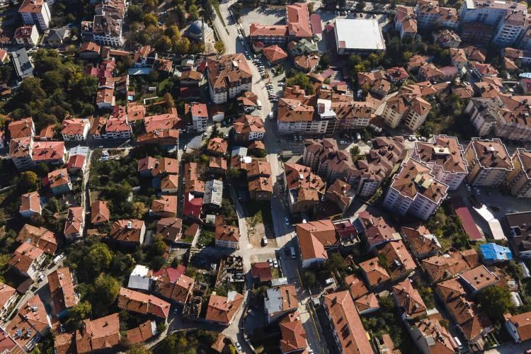 <p>Söz konusu teklife göre kurulacak kamu kurumu; konut kredisinde maliyetleri ucuzlatacak, vadeyi uzatacak, ipotek şartlarını kolaylaştıracak, bankalara alan açacak ve merkezi bütçeye yük olmayacak.</p>
<p> </p>