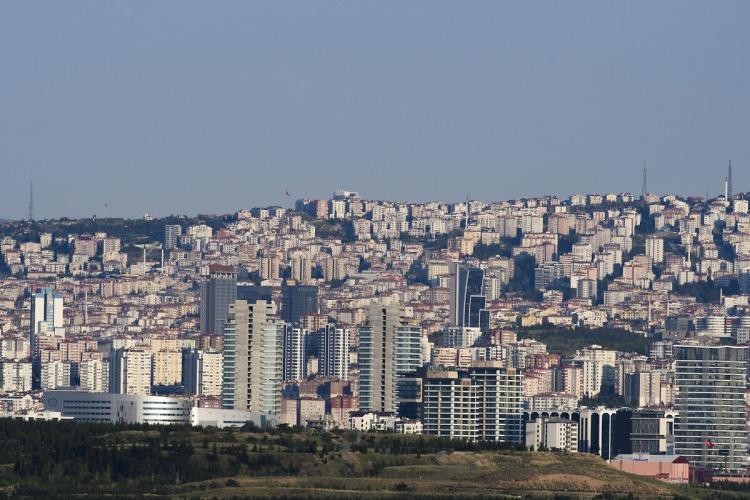 <p><strong>BANKALARA KREDİ ALANI AÇIYOR</strong></p>
<p>İpotek finansmanı kuruluşları tüm dünyada likidite faaliyetinde bulunma ve menkul kıymetleştirme olarak iki ana iş kolunda faaliyet gösteriyor. Bankaların kullandırdığı kredi vadesinin, ortalama mevduat vadesine göre yüksek olduğu ülkelerdeki bankaların faiz risk yönetim faaliyetlerinin zorlaştığı biliniyor. </p>