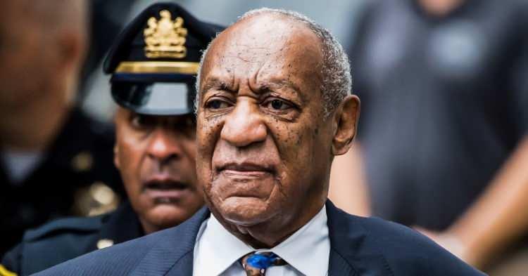 <p><strong><span style="color:#B22222">BILL COSBY </span> |  Komedyen</strong></p>

<p> </p>

<p>Bir şovmen olarak kariyeri boyunca çok sayıda onursal derece ile ödüllendirildi, ancak 2018'de ağır cinsel saldırı suçundan suçlu bulunmasının ardından diploması ve birçok ödülü iptal edildi.</p>
