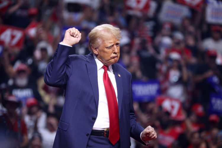 <p><span style="color:#B22222"><strong>DONALD TRUMP </strong></span><strong> | ABD Başkanı</strong></p>
<p> </p>
<p>Bazı kolejler, 6 Ocak 2021'de ABD Kongre Binası saldırısındaki rolünün ardından Trump'a verilen fahri doktora derecelerini iptal etti.</p>