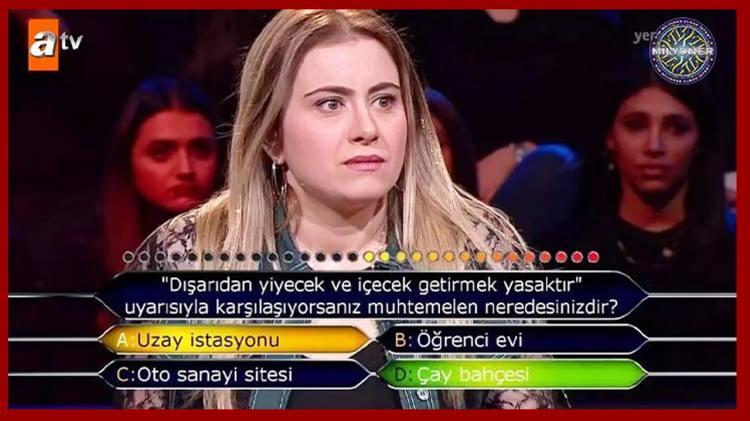 <p><strong>"Dışarıdan yiyecek ve içecek getirmek yasaktır" uyarısıyla karşılaşıyorsanız muhtemelen neredesinizdir?</strong></p>
<p>A. Uzay istasyonu</p>
<p>B. Öğrenci evi</p>
<p>C. Oto sanayi sitesi</p>
<p><strong>D. Çay bahçesi</strong></p>
<p>Yarışmacı A seçeneğini seçmişti ancak doğru cevap D seçeneği.</p>