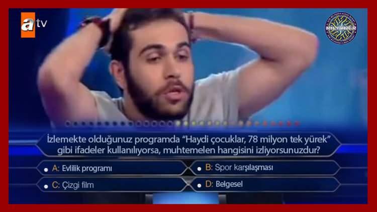 <p><strong>İzlemekte olduğunuz programda "Haydi çocuklar, 78 milyon tek yürek" gibi ifadeler kullanılıyorsa, muhtemelen hangisini izliyorsunuzdur?</strong></p>
<p>A. Evlilik programı</p>
<p><strong>B. Spor karşılaşması</strong></p>
<p>C. Çizgi film</p>
<p>D. Belgesel</p>
<p>Yarışmacı C seçeneğini söylemişti.</p>