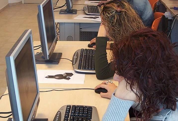 <p><strong>ÇALIŞMA SAATLERİ NASIL BELİRLENECEK?</strong></p>
<p> </p>
<p>Memur, kurumuna verdiği dilekçede çalışma zamanına yönelik tercihini de belirtebilecek. Ancak memurun çalışma saatine yine amiri karar verecek. Memurun haftalık çalışma süresi, normal haftalık çalışma süresinin yarısı olarak düzenlenecek. </p>