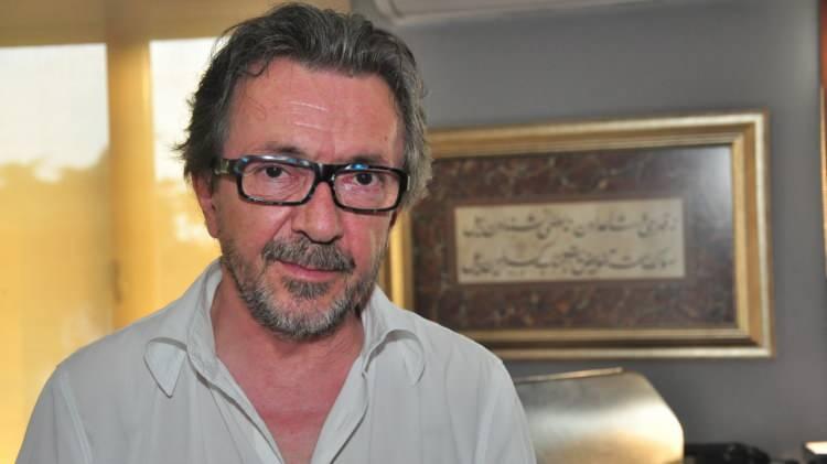 <p>Osman Sınav 1987’de başladığı sinema yolculuğunda televizyon için Bir Muharririn Ölümü, Yalancı şafak, Atlıkarınca, Hünkârın Bir Günü, Küçük Dünya, Aşka Kimse Yok, Kapıları Açmak ve Yalancı isimli filmleri, sinema için de Gerilla, Deli Yürek Bumerang Cehennemi ve Pars Kiraz Operasyonu filmlerini çekti ve Türkiye’nin beyaz perdesine yeni zenginlikler kattı.</p>