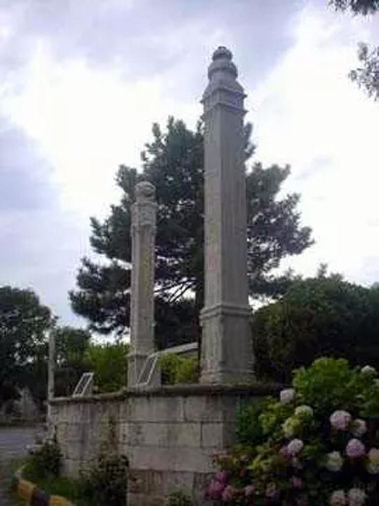 <p>İKİ NİŞAN TAŞINDAN BİRİ LAHANA DİĞERİ BAMYA</p>
