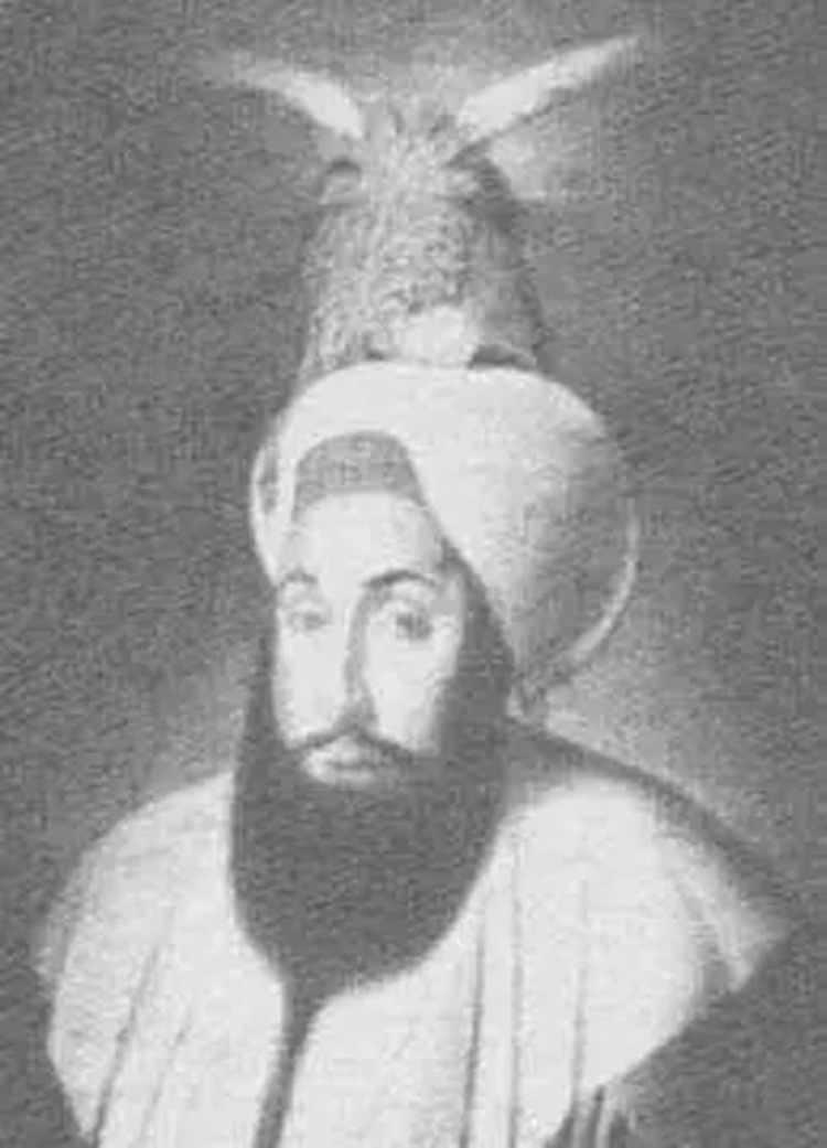 <p><span style="color:#B22222"><strong>3.SELİM'İN LAHANA ŞİİRİ BİLE VAR</strong></span></p>
<p> </p>
<p>Padişahlar içinde Sultan 3. Selim'in Lahanacı takımına taraftarlığının 'fanatiklik' düzeyinde olduğu da bilinir. Türk sanat musikisinde besteleri hala 'klasik' repertuarın seçkin örnekleri arasında anılan Selim Han'ın 'İlhami' mahlasıyla takımı için yazdığı bir şiir de var:</p>
<p> </p>
<p>Kış mevsiminde çıkar ortaya lahana</p>
<p>Gerçi biçimce Keykavus'un topuzuna benzer</p>
<p>Can verir insana, çünkü taze gül yaprağıdır lahana</p>
<p>Dizilmez yüz bin, bir ipliğe bamya gibi,</p>
<p>Arslandır o, arabayla gezer sanki lahana</p>
<p>Hiçbir zevk ve mutluluk olmazmış onsuz</p>
<p>Olur mu, helva söyleşileri, olmazsa eğer lahana,</p>
<p>Lâyıktır ona, İlhâmî ne türlü övgüler yazsa</p>
<p>Lahanacım, Lahanacım, Lahanacım, Lahana.</p>