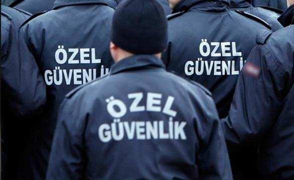 <p><span style="color:#B22222"><strong>Ramazan'da oruç tutan çalışanların yemek paraları kesilir mi?</strong></span></p>
<p> </p>
<p>İşveren tarafından yemek hizmetinin işyerinde yemekhanede verilmesi durumunda oruç tutan ve dolayısıyla yemekhanede yemek yemeyecek işçilere ayrıyeten yemek kartı ya da yemek ücreti verilmesi işveren takdirinde.</p>
<p>Diğer bir ifade ile işverenin Ramazan ayında oruç tutan işçilere yemek ücreti ödeme zorunluluğu bulunmamakta.</p>